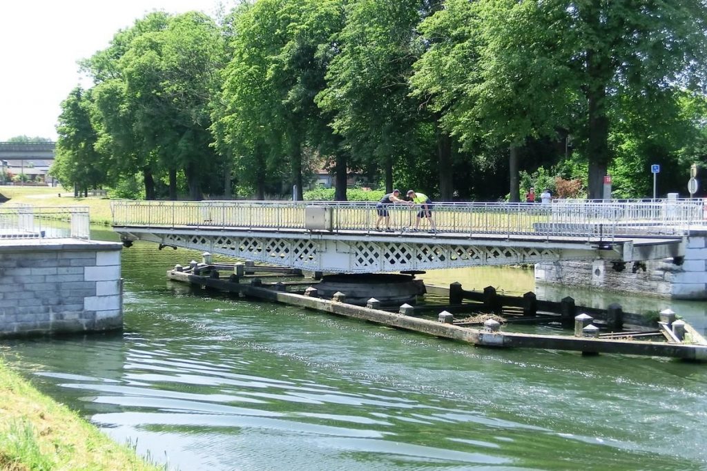 Pont-tournant de Strépy-Bracquegnies