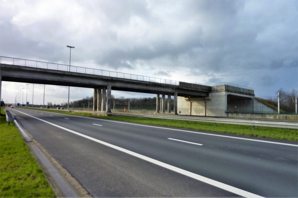 Brug op autoweg Antwerpen Breda
